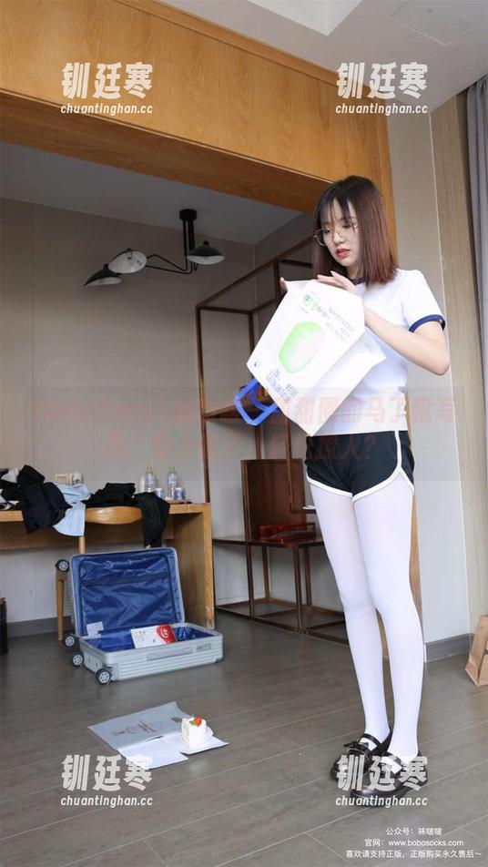 BoBoSocks袜啵啵 - 甜甜圈的马丁靴写真：穿上靴子，轻松撩人？