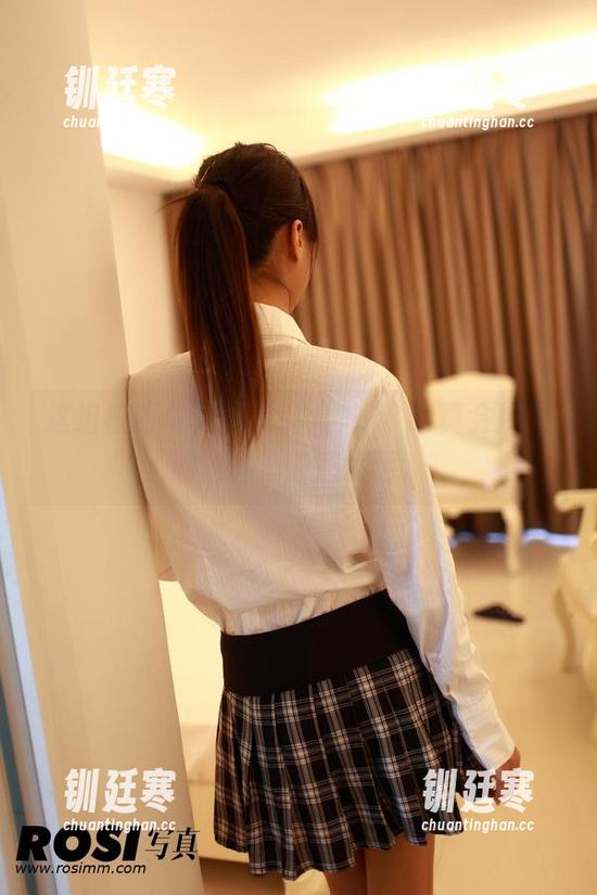 ROSI写真 这组校服写真太吸引人,ROSI真会挑时间让人不断感慨啊。