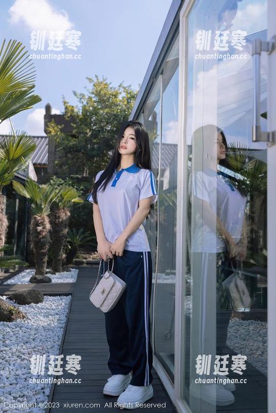 Xiuren秀人网-大白兔吖 Xiuren秀人网 - 制服是大白兔吖的另一面?这张原图照片,冲鸭