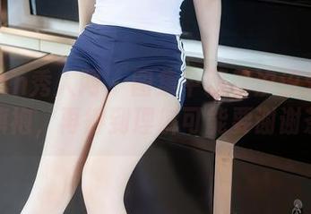 Xiuren秀人网 - 图集中藏着汐汐爱吃草莓的旗袍，再得到理解可能要谢谢茶几。