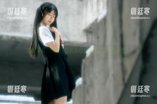rua阮阮 短裤写真,rua阮阮的身材和自信让我有些心虚!