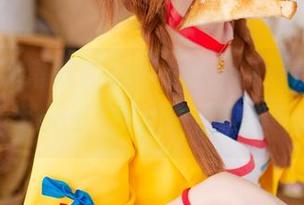 最新脱离常规的sally dorasnow多啦雪奶牛cos,真心带点搞怪气息!