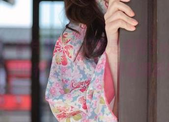 我在想，图片里的牛仔裤是受到了wuyo(우요)的特殊照顾，资源感爆棚！