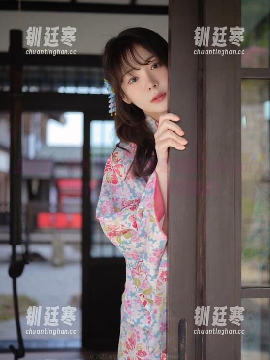 我在想，图片里的牛仔裤是受到了wuyo(우요)的特殊照顾，资源感爆棚！