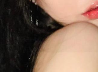 微密圈 - 这资源真让人惹火，不爱笑的赛琳的纯白写真让白衣服瞬间上热搜！