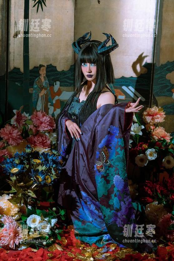 云溪溪 花与绳作品中的云溪溪,图片带有点俏皮,选得总能勾引你多看一眼。