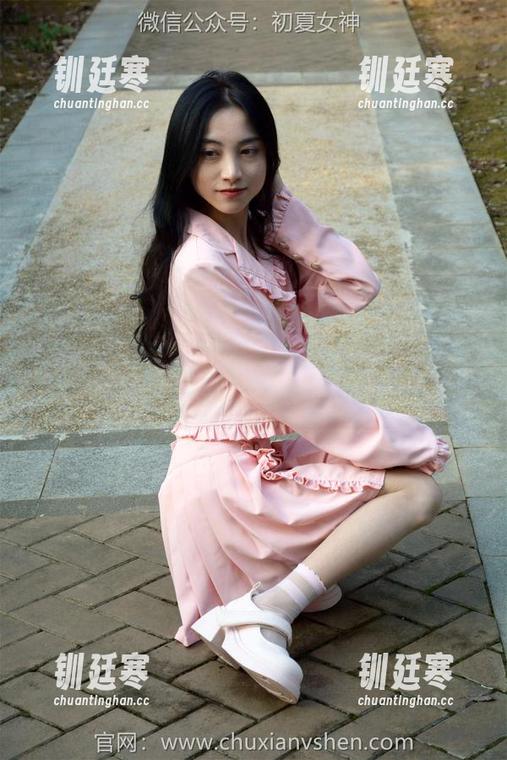 初夏女神-依依 初夏女神 - 定制的浴缸写真,依依的样子大概就是画中仙。