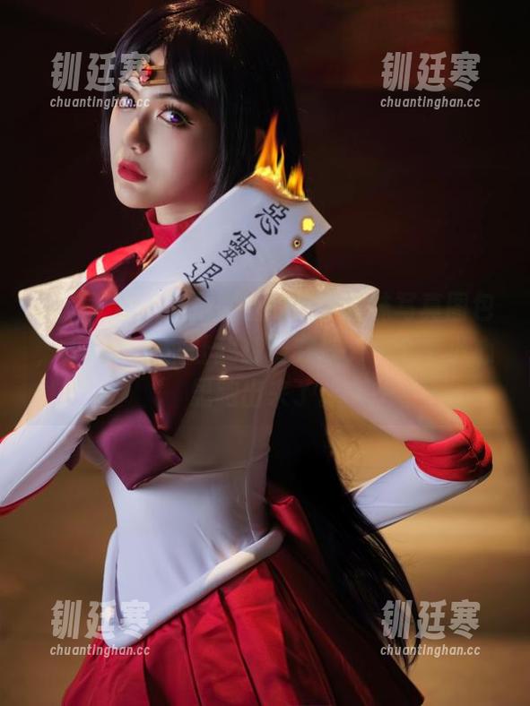 大梨子不是御姐 哦,大梨子不是御姐的这个丝袜写真图包,不知不觉就让我想着穿搭,一个个小心思跑出来了。