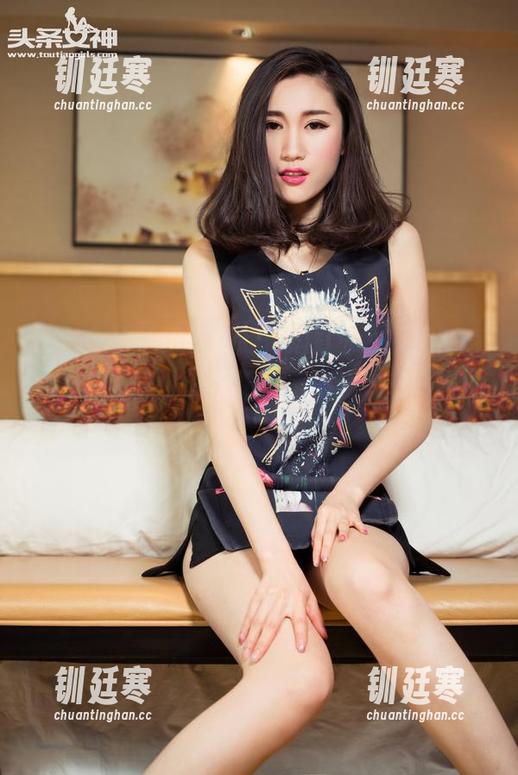 头条女神-梁芮溪 头条女神 - 梁芮溪的海边打卡,原图简直像在拍广告,套图更是美得让人想一去再去!