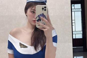 微密圈 - 体验一下奶宝妹纸的护士套装：无圣光，也能把人看得脸红心跳。