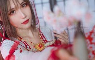 看！妖君白研礼服在线，配合这背景完全就是一部现代童话！
