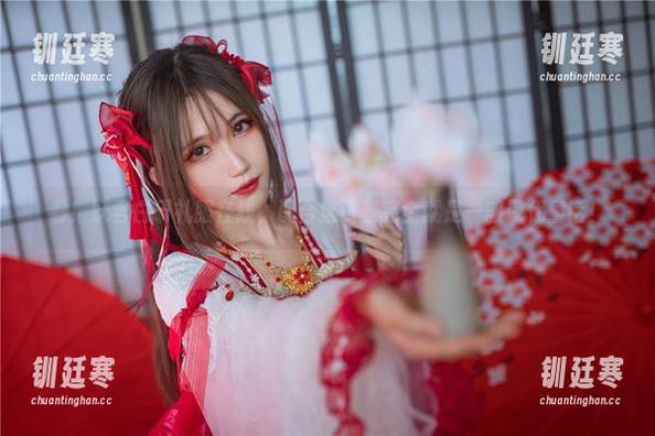 妖君白研 看!妖君白研礼服在线,配合这背景完全就是一部现代童话!