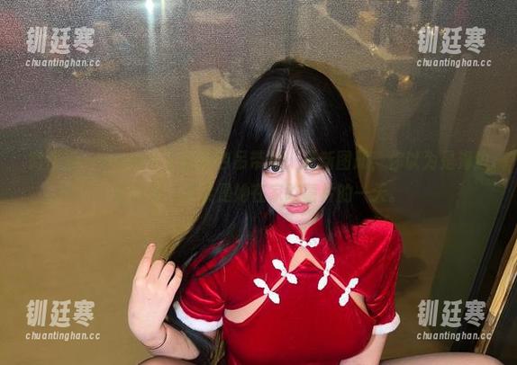 小u优优子 微密圈 - 小u优优子的粉色吊带裙:最新图册,你以为是海边度假照,其实是她在家吃薯片的一天。