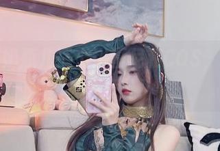 当小小奶瓶儿遇上比基尼和COS，这画面让人意外！