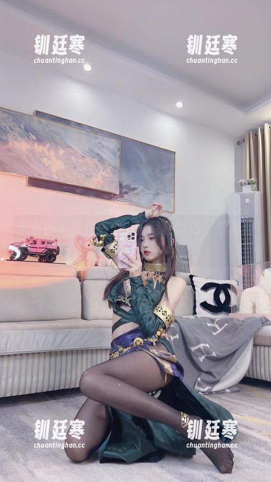 当小小奶瓶儿遇上比基尼和COS，这画面让人意外！