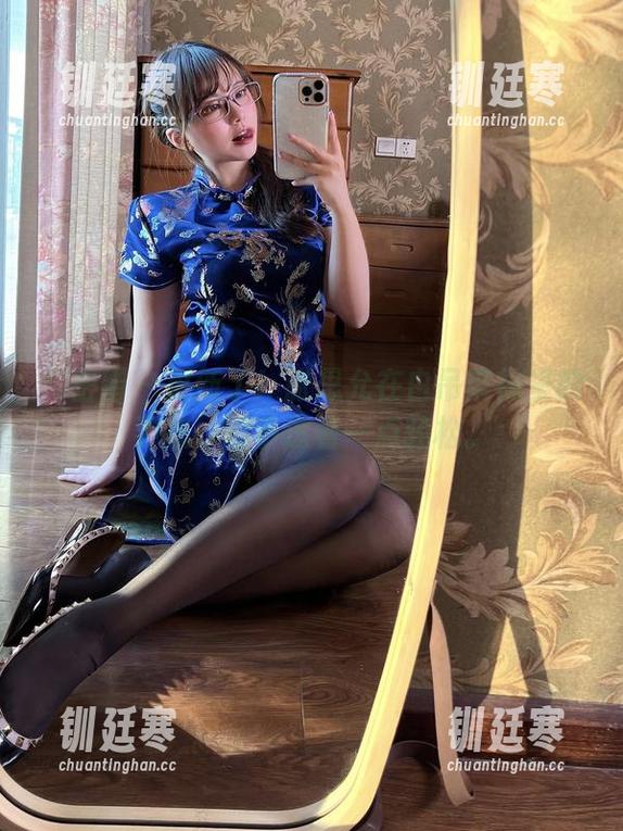 张思允 微密圈 - 更新了!张思允在白吊带袜里的姿态,似乎透着一点轻松。