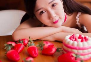 果团网 - 让我们看看周妍希如何驾驭白色——这是一场与色彩的较量！