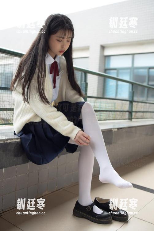 森萝财团 不只是袜子,这可是森萝财团美图里的肉丝妹妹白船袜,她的气质可不止于此哦。