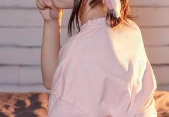 王胖胖u的PA15校服写真，穿上这玩意儿，竟然让人想起了童年。