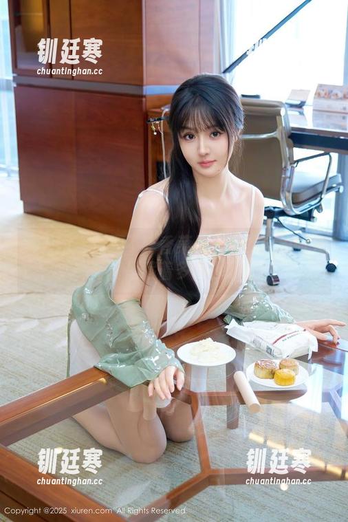 秀人网-周周不吃香菜 秀人网 - 周周不吃香菜与旗袍的自拍时光,写真里藏着多少小心机?