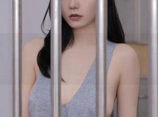 秀人网 - 奈奈Fox空姐：飞高高，壁纸上的云朵也在回头呐！