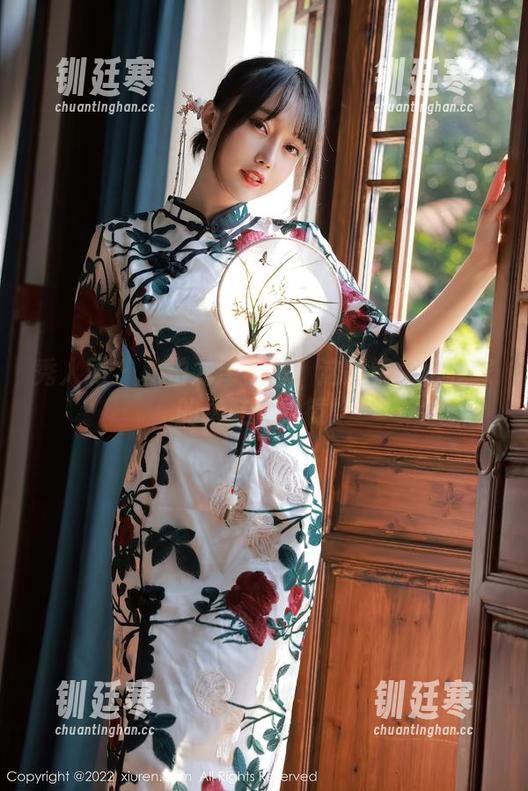 秀人网 - 私拍龙泽美曦：这双棉袜比我家的拖鞋还抢镜！