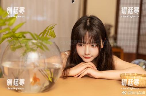 秋山AkI 这秋山AkI真不愧是厨娘,cos起来就像一盘华丽的料理,高清画质下的诱惑,太危险了!
