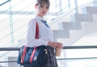 黑裙作品登录，秋楚楚不秃头在在线，职场女王的气场你体验过吗？