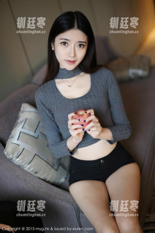 美媛馆-许诺 美媛馆 - 许诺的高光时刻:在白色的图集中,小花裙子引发了全城轰动!