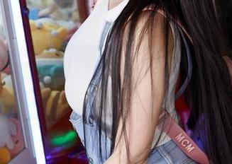蜜桃社 - 穿上毛衣的李颖诗，写真套图中那些隐秘的小心思...