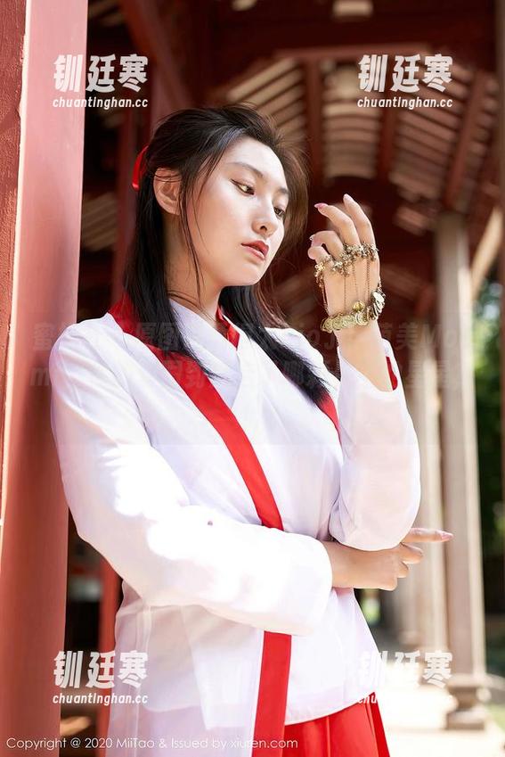 蜜桃社-萌美Moemi 蜜桃社 - 原图温柔得太bio了!萌美Moemi,你的套图到底选了哪颗星上的星星?!