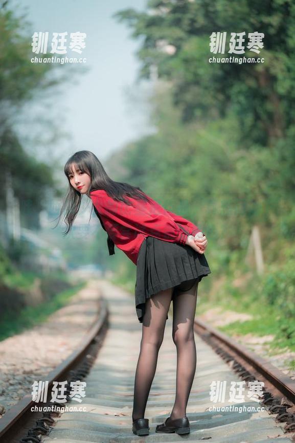 西瓜少女 哇,西瓜少女的比基尼作品,真想问她下次要不要尝试点别的颜色?
