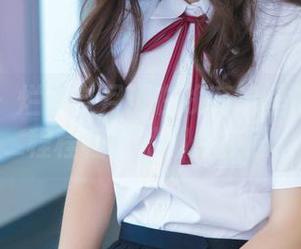 青豆客 - 烂漫岁月：在线高清里的Kiren_程程程和她那件校服。