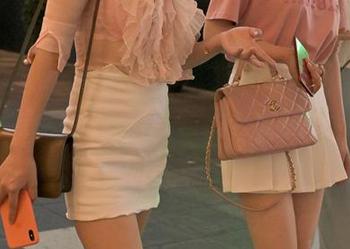 魔镜街拍 - 穿着吊带连衣裙的婷婷，黑丝也是短暂打工，快来图包瞄瞅美腿与夏天的约会！