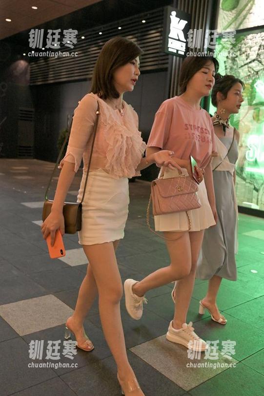 魔镜街拍-婷婷 魔镜街拍 - 穿着吊带连衣裙的婷婷,黑丝也是短暂打工,快来图包瞄瞅美腿与夏天的约会!