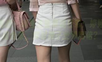 魔镜街拍 - 销售主管职场日常：婷婷的粉裙合集，穿对裙子业绩翻倍？