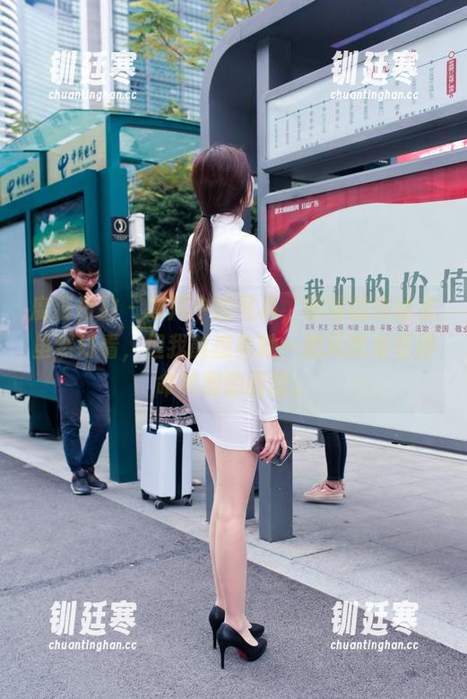 魔镜街拍-婷婷 魔镜街拍 - 寒风中的写真,婷婷的肉丝衣虽然好看,但我能想象她一把风吹来在拼命转圈的画面。