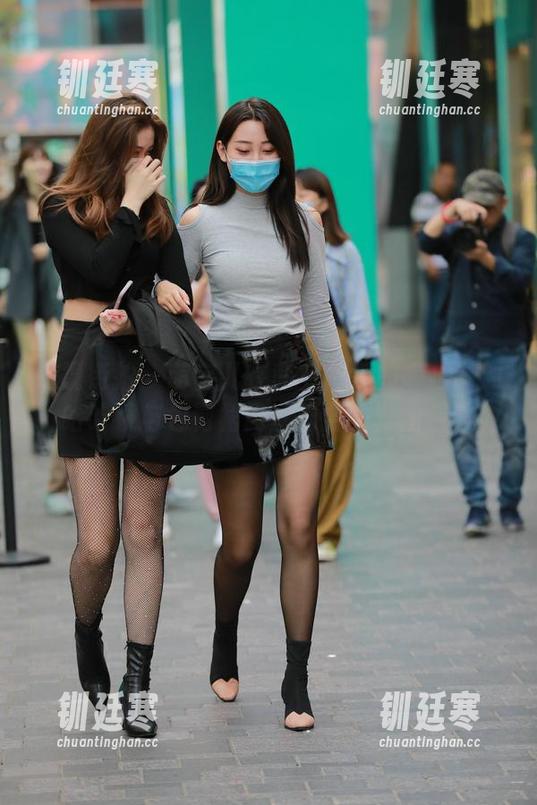 魔镜街拍-萌宝儿 魔镜街拍 - 萌宝儿在商业广场的疯狂时刻,哈哈镜与包臀裙肉丝组合的套图合集!