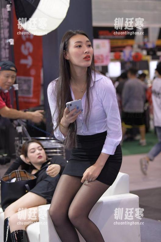 魔镜街拍 一不小心就爱上了!魔镜街拍全套原图,小姐姐的丝袜腿有什么不能看